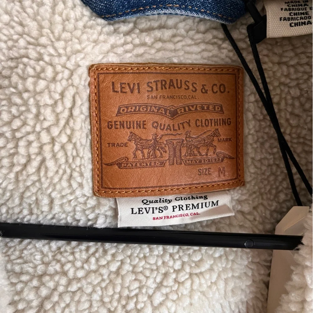 Levi’s Ex Boyfriend Sherpa Trucker Jean Jacket - Picture 7 of 8